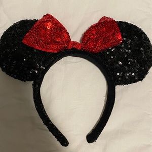 Classic Minnie Mouse ear headband